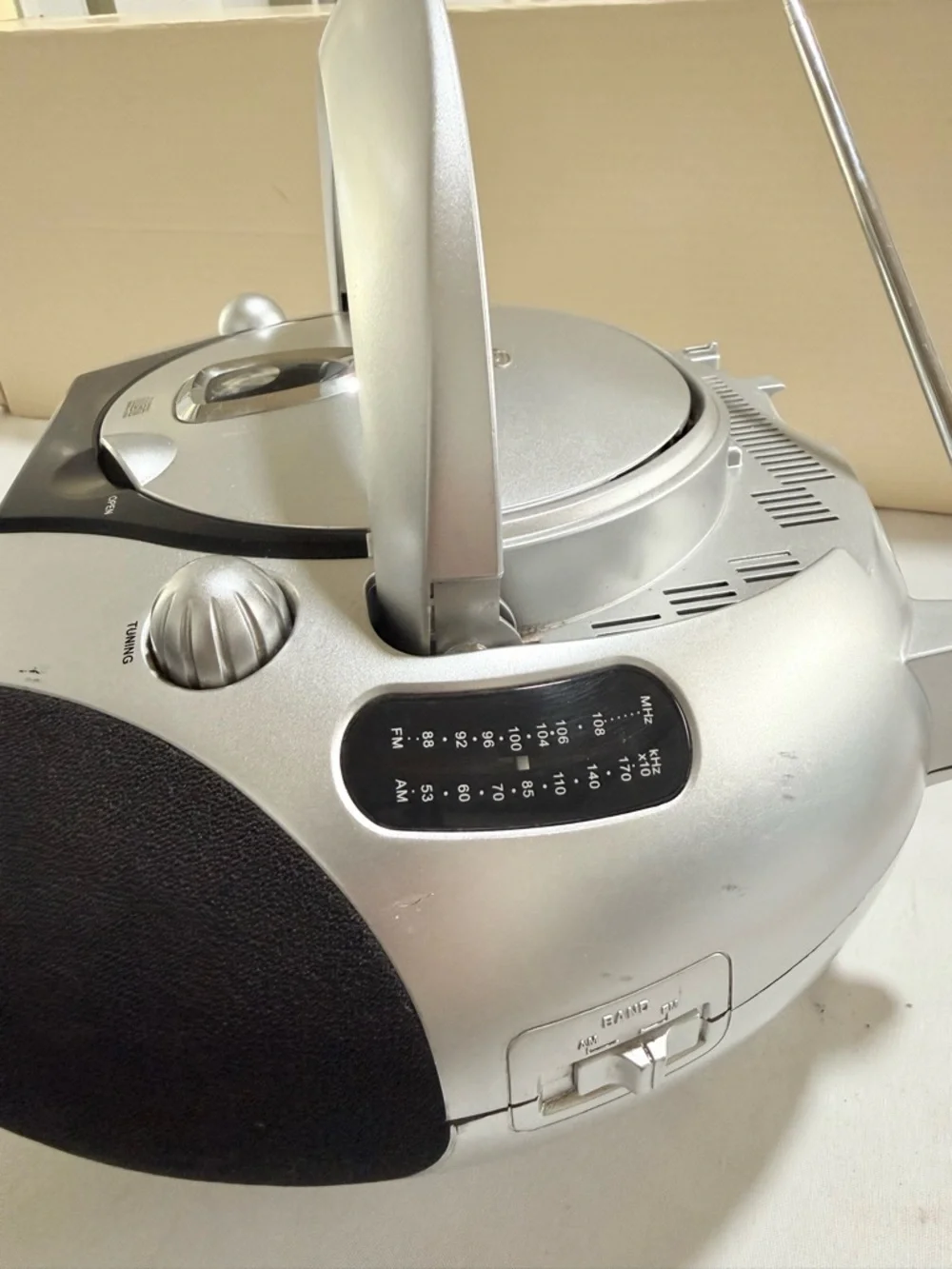 Durabrand AM/FM Radio Portable CD Player / Model CD-1095 Silver & Black - Picture 6 of 10